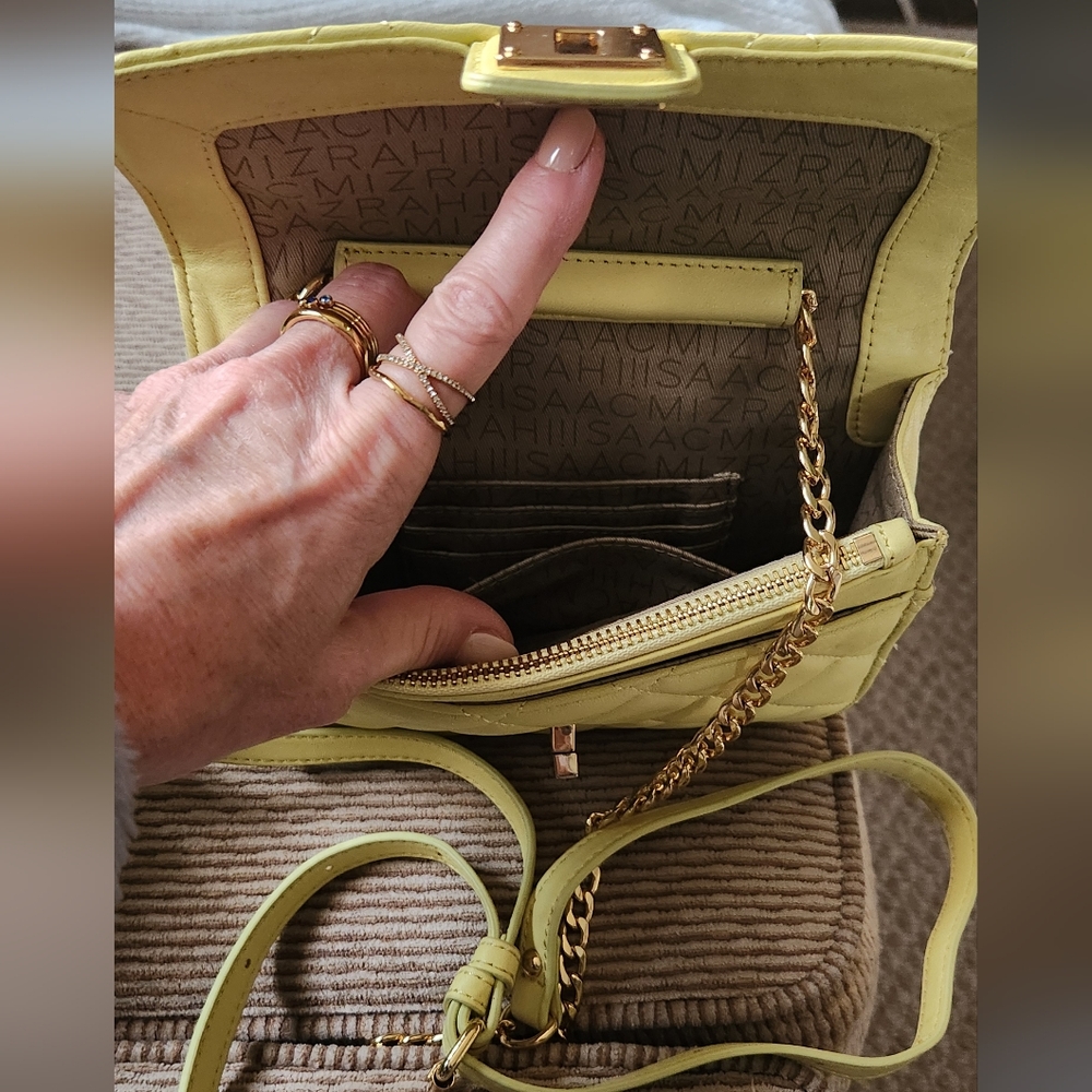 EUC! ISSAC MIZRAHI QUILTED LEATHER CROSSBODY PURSE IN A BEAUTIFUL BUTTER YELLOW! - Picture 4 of 6